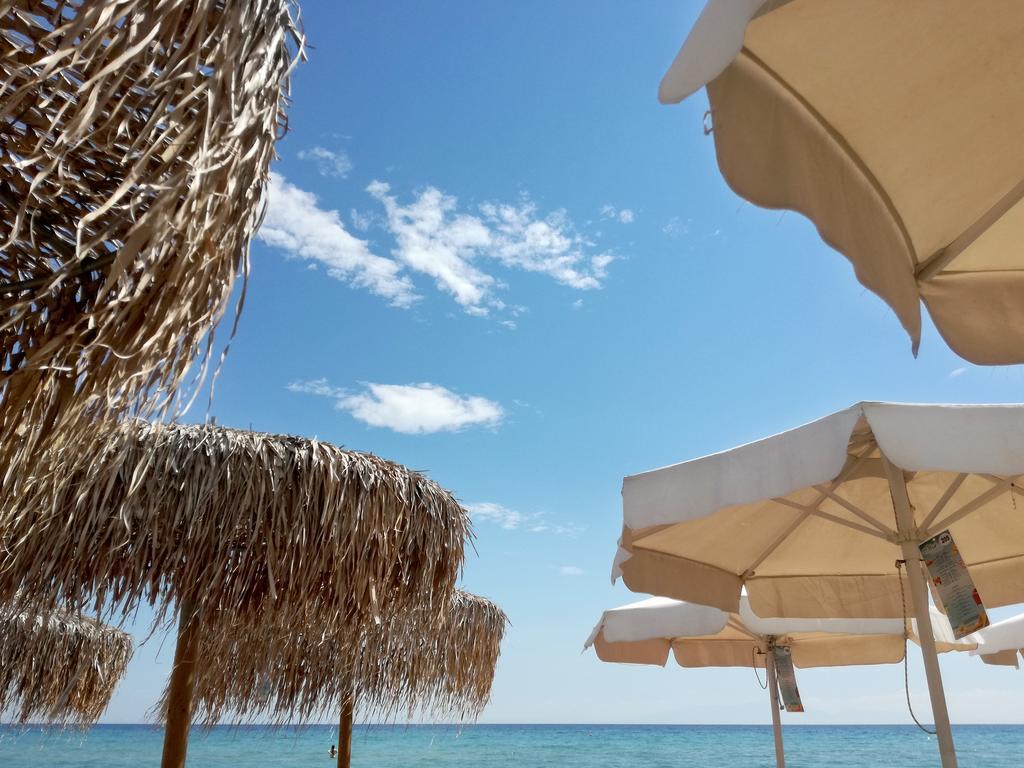 Beach Front Villa Nea Kallikrateia Buitenkant foto